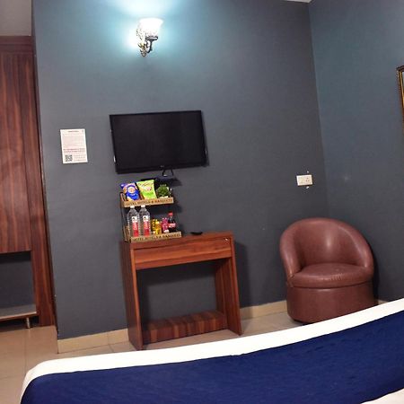Qotel Hotel Church House Rohini Sector 15 Delhi  Bagian luar foto