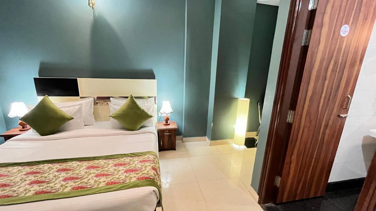 Qotel Hotel Church House Rohini Sector 15 Delhi  Bagian luar foto