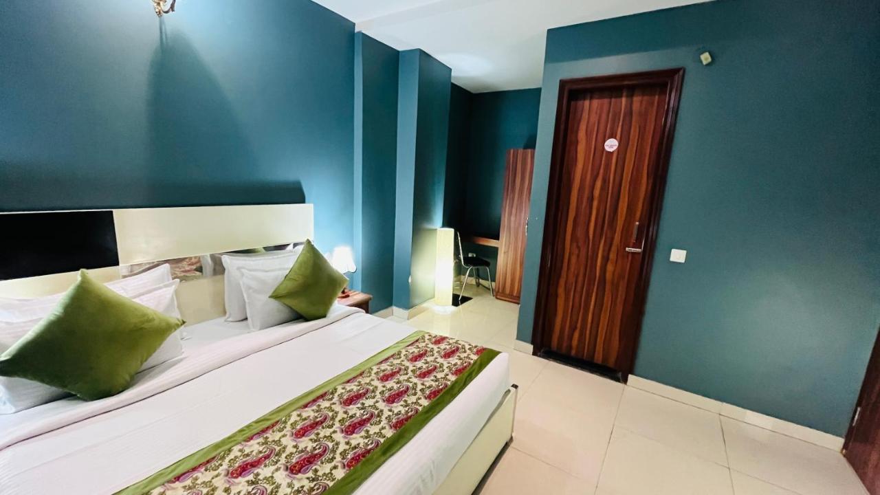 Qotel Hotel Church House Rohini Sector 15 Delhi  Bagian luar foto